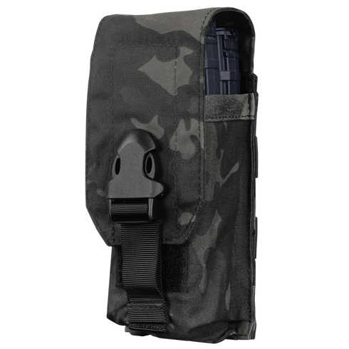 The Condor Universal Rifle Mag Pouch in MultiCam Black features a plastic buckle and is ideal for law enforcement or range days, holding a partially visible magazine.