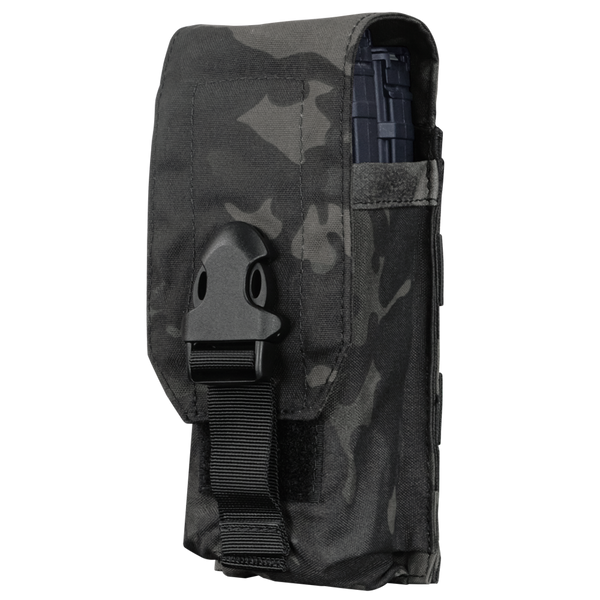 The Condor Universal Rifle Mag Pouch in MultiCam Black features a plastic buckle and is ideal for law enforcement or range days, holding a partially visible magazine.