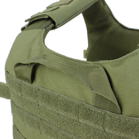 Close-up of the Condor Gunner Plate Carrier in MultiCam, featuring shoulder straps, Velcro fastenings, heavy-duty stitching, and MOLLE webbing for customizable gear attachment.
