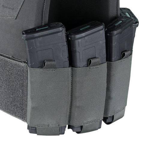 Three rifle magazines are stored in gray fabric pouches attached to the Condor Specter Plate Carrier, providing quick access for law enforcement officers or any tactical first responder.