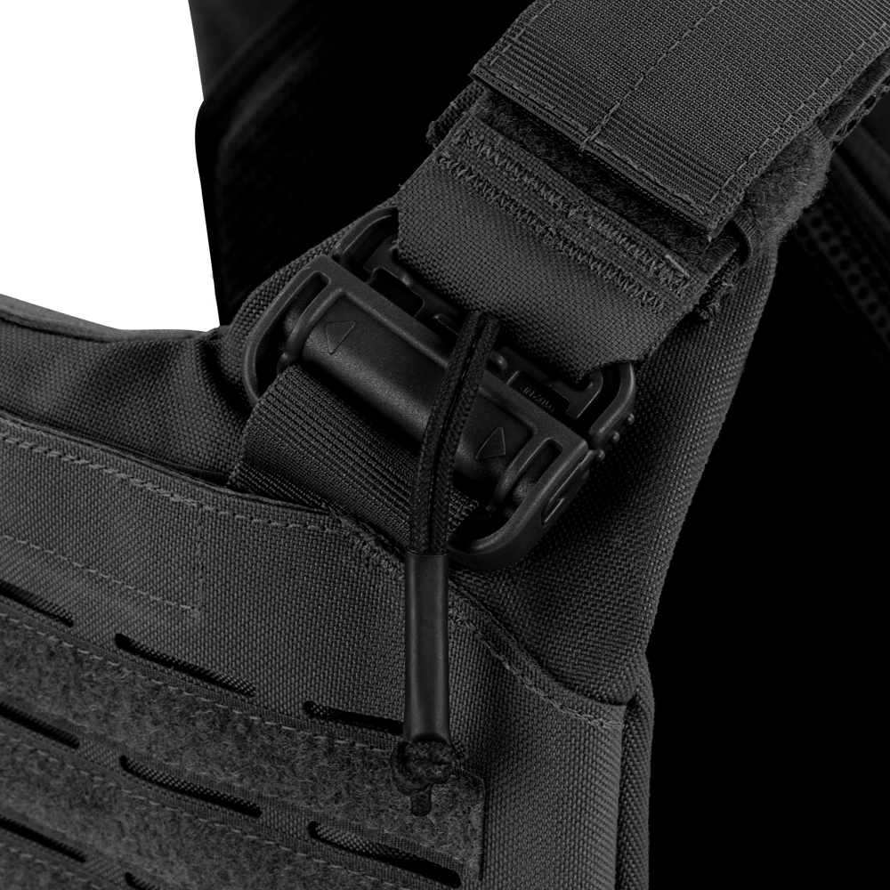 Close-up view of the Condor Vanquish RS Plate Carrier’s black strap, featuring a plastic buckle and attached elastic cord.