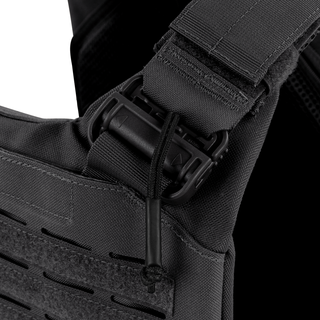 Close-up view of the Condor Vanquish RS Plate Carrier’s black strap, featuring a plastic buckle and attached elastic cord.